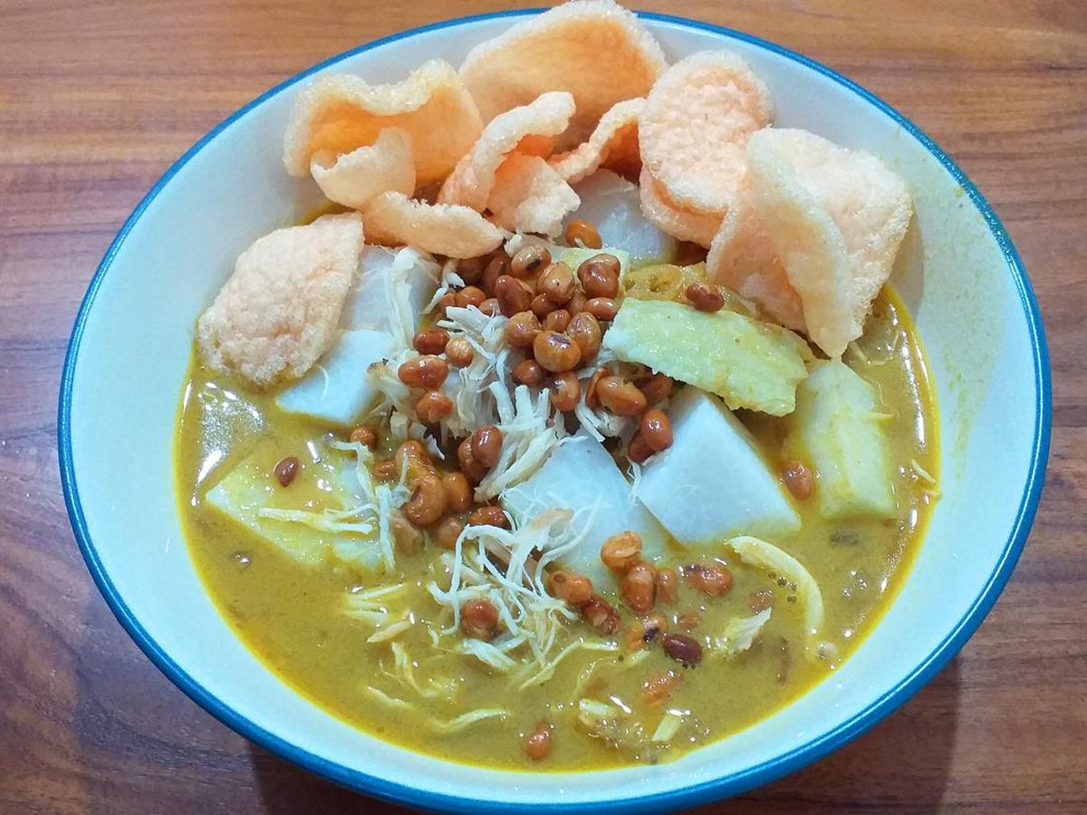 Lontong Hidangan Tradisional yang Selalu Menggugah Selera